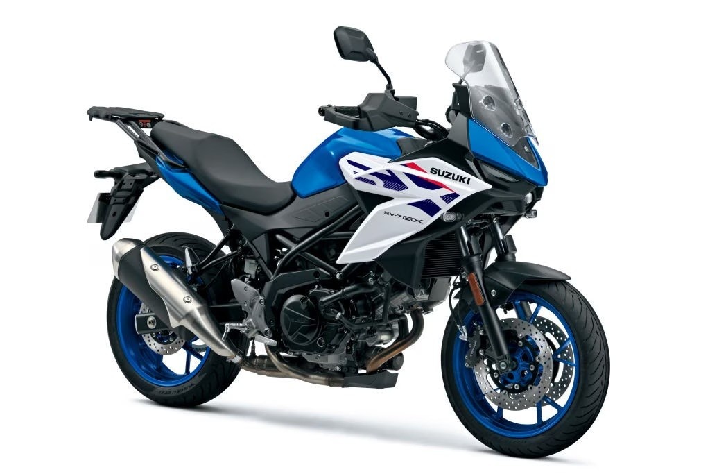 <div class='descrGalleryTitle'>10.	Suzuki SV-7GX</div><div class='descrGalleryText'><p>Da Suzuki arriva quello che di fatto è un inedito allestimento della SV 650, profondamente modificata e preparata in veste crossover stradale. La <b><a href="https://www.dueruote.it/news/moto-scooter/2025/11/04/suzuki-sv-7gx-ecco-una-crossover-media-che-ci-piace-/">SV-7GX</a></b> in effetti <b>ha tanto della SV 650</b>, la storica e amata naked in produzione da fine anni ’90. In primis, il <b>motore a V, che è ormai sempre più raro</b> in un mondo fatto di processi semplificati e motori in linea: 645 cc, 73 cavalli e 64 Nm a 6.800 giri. È però rinnovato con <b>ride-by-wire</b>, che permette l’introduzione di tre <b>mappe motore, di un controllo di trazione</b> su tre livelli e del cambio elettronico bi-direzionale. Ciclisticamente questa SV-7GX non si discosta dalla SV 650: il telaio è un traliccio in acciaio, anche se rigidità e geometrie sono leggermente riviste, le sospensioni prevedono una <b>forcella tradizionale da 41</b>, razionale e funzionale finché si vuole ma che per il 2026 forse avrebbe anche potuto essere aggiornata a rovesciata, e un mono con precarico regolabile. Le<b> ruote in lega da 17” </b>la definiscono come una crossover prettamente stradale; all’anteriore ci sono due dischi da 290 mm con pinze assiali.</p>
</div>